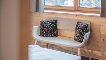 A couch in the Double room Comfort