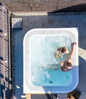 Ein Paar im Outdoor-Whirlpool