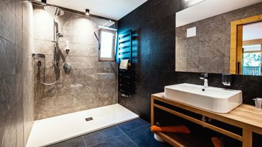 Bagno con finestra, doccia e lavabo