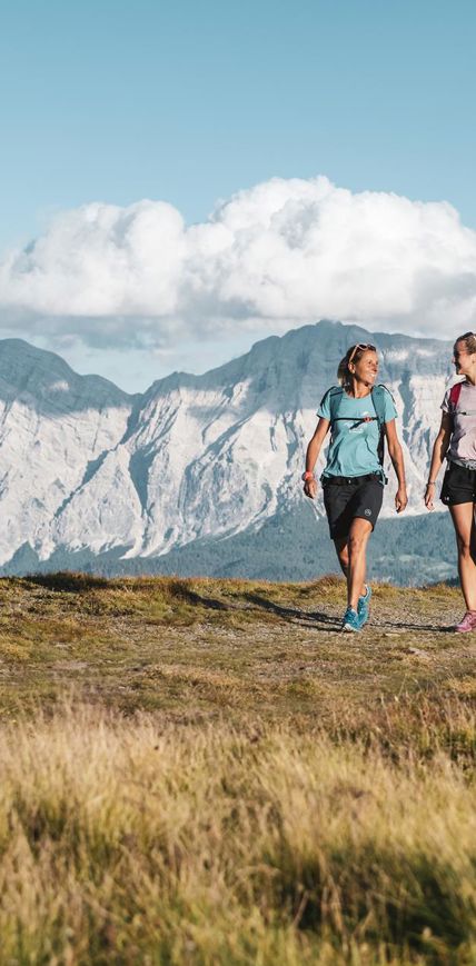 Zwei Frauen beim Wandern in den Bergen