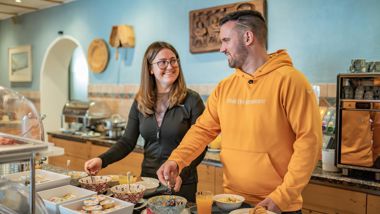 Una coppia si serve al buffet della colazione