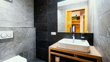 Bagno con lavabo e WC