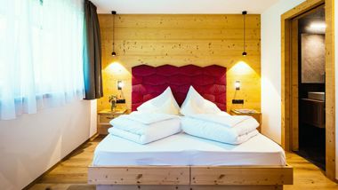 Una camera da letto matrimoniale