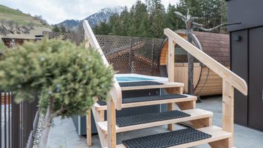 The outdoor whirlpool and the barrel sauna