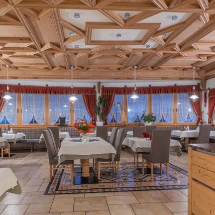 La sala da pranzo di sera