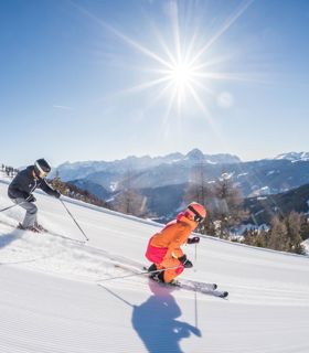 Zwei Kinder beim Skifahren