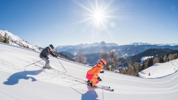 Zwei Kinder beim Skifahren