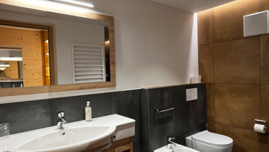 Bagno con lavabo, WC e bidet
