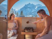 Ein Paar beim Aufguss in der Sauna