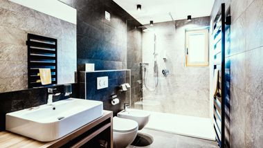 Uno dei bagni con finestra, doccia, lavabo, WC e bidet
