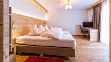 Das Schlafzimmer mit Doppelbett der Suite