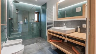 Bathroom with a shower, washbasin, toilet, and bidet