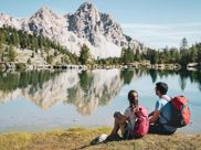 Due escursionisti presso un lago