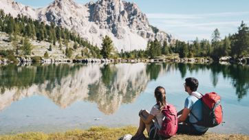 Due escursionisti presso un lago